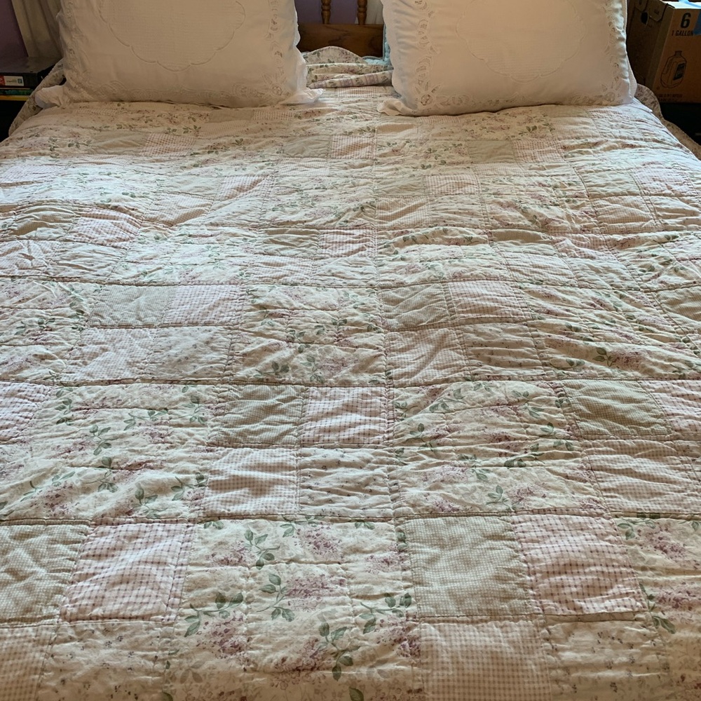 Vintage Style Floral Patchwork Quilt - Picture 2 of 6